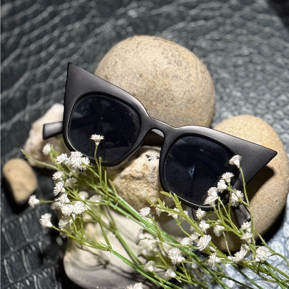 Chic Black Cat-Eye Sunglasses